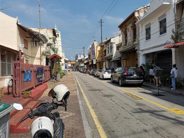Malaka 1 Jonker Street. Jonker Street merupakan kawasan Chinatown Melaka. Banyak bangunan kuno berarsitektur khas etnis Tionghoa.