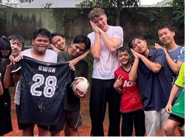 Viral Ole Romeny Rela Hujan-Hujanan Main Bola Bareng Anak-Anak Jakarta