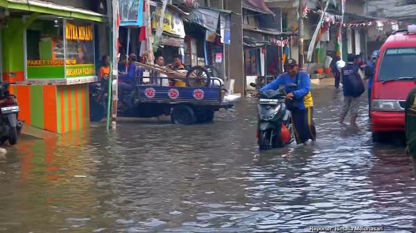 Permukiman Muara Angke Terendam Banjir Rob, Batas Air Setinggi Paha Orang Dewasa 