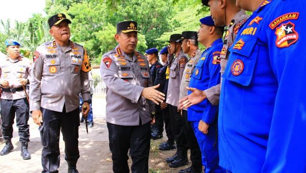 Kapolri Cek Pengungsi Erupsi Gunung Lewotobi, Beri Sembako hingga Obat-obatan