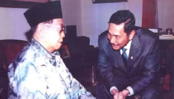 Luhut Binsar Pandjaitan bersama Presiden ke-4 RI Abdurrahman Wahid atau Gus Dur. (Foto Istimewa).