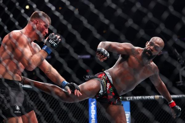 Detik-Detik Tendangan Mematikan Jon Jones Bikin Stipe Miocic Tumbang di UFC 309