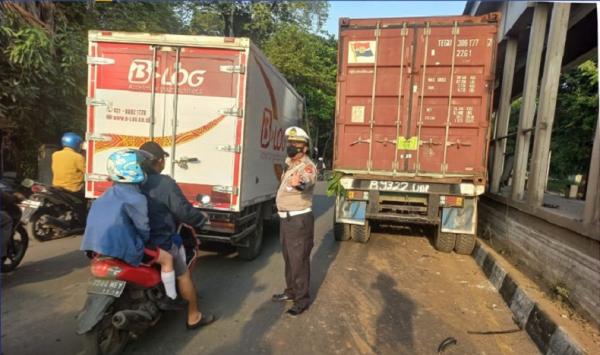 Kecelakaan Truk Kontainer Tabrak Halte TransJakarta di Cakung, Lalin Macet