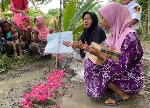 Heboh Warga Sukadaya Lebak Ramai-Ramai Ziarah Kubur di Jalan Rusak, Ini Pemicunya