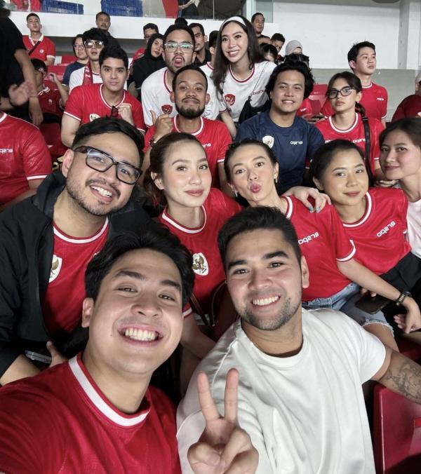 Jerome Polin dan artis lain saat menonton langsung laga Indonesia vs Arab Saudi, Selasa (19/11/2024). (Foto: Instagram)