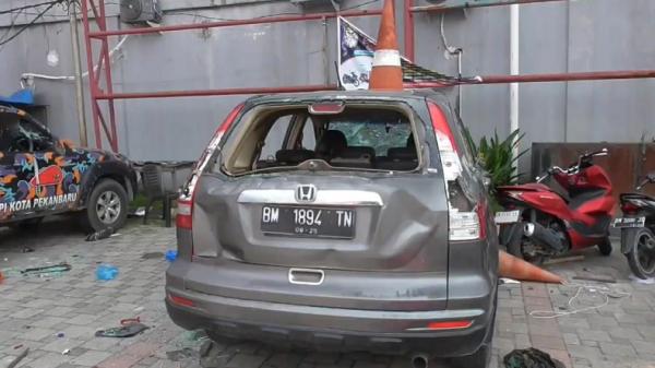 Mobil rusak akibat bentrokan ormas di Pekanbaru, Riau. (Foto: Indrayosserizal).