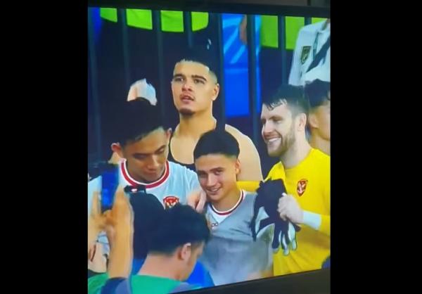 Rizky Ridho meminta Eliano Reijnders mencopot rompi cadangan saat perayaan kemenangan 2-0 atas Arab Saudi di SUGBK, Selasa (19/11/2024). (Foto: X  @l0vepeachyyy)