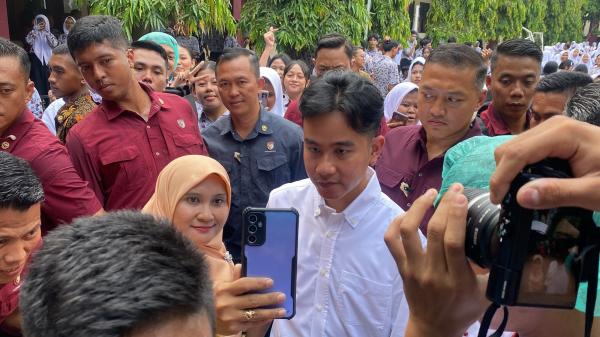 Tinjau Makan Bergizi Gratis di SMKN 3 Tangerang, Gibran Jadi Rebutan Selfie