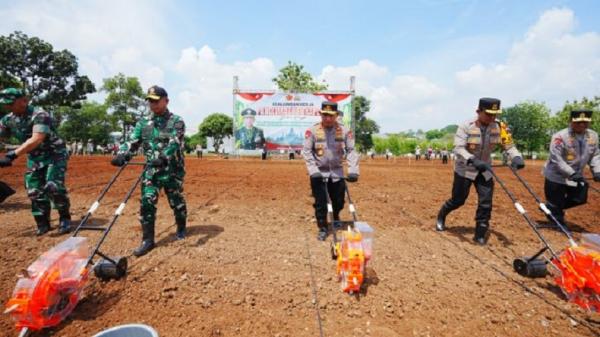 Kapolri Jenderal Listyo Sigit Prabowo dan Panglima TNI Jenderal Agus Subiyanto saaat kunjungan kerja ke Jawa Tengah, Kamis (21/11/2024). (Foto: Ist)