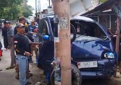 Daihatsu Espass Tabrak 2 Motor dan Pejalan Kaki di Makassar, 1 Orang Tewas