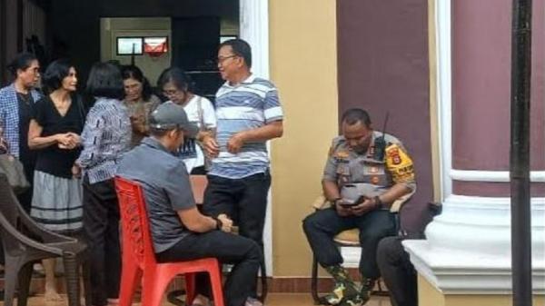 Keluarga Kasatreskrim Polres Solok Selatan AKP Ryanto Ulil Anshar di Kota Makassar, Sulawesi Selatan menunggu kedatangan jenazah, Jumat (22/11/2024). (Foto: MPI/Abdoellah Nicolha)