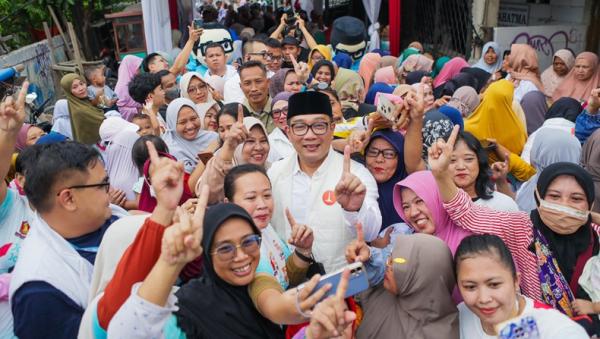 Catatan 59 Hari Blusukan Ridwan Kamil: Dikerubungi Emak-emak hingga Gendong Warga