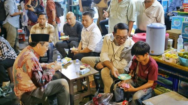 Ridwan Kamil dan Suswono bercengkerama dengan warga saat blusukan. (Foto: Istimewa)