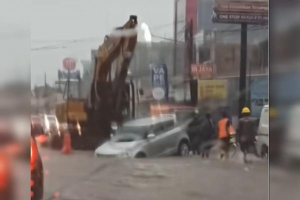 Heboh Mobil Terperosok ke Lubang di Bekasi usai Jalanan Terendam Banjir