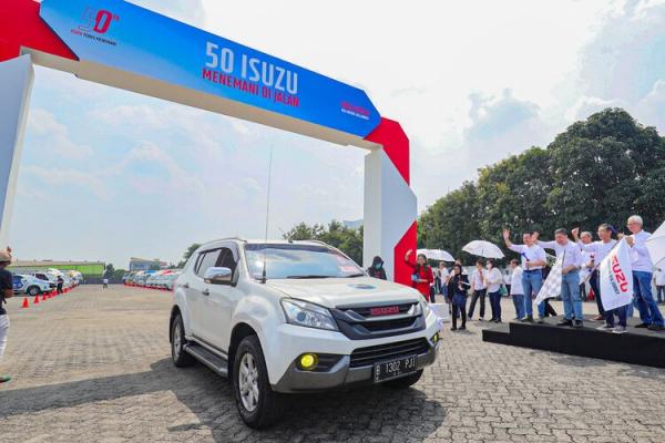 Flag off konvoi 50 unit kendaraan unggulan Isuzu. (Foto: iNews Media Group/Aldhi Chandra Setiawan)