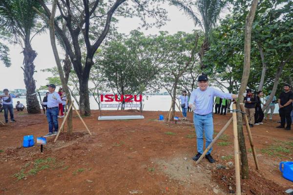 Isuzu Environment Partner, tanam 50 pohon trembesi. (Foto: iNews Media Group/Aldhi Chandra Setiawan)