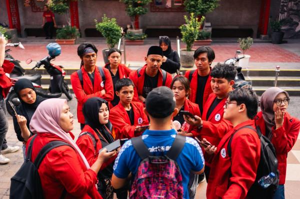 Sejumlah mahasiswa Universitas Mercu Buana Fakultas Ilmu Komunikasi saat mewawancarai pemandu wisata di area Glodok, Jakarta Barat. (Foto: Istimewa)