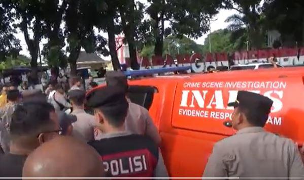 Ricuh, Massa Adang Mobil Inafis yang Bawa Gubernur Bengkulu Rochidin ke Jakarta