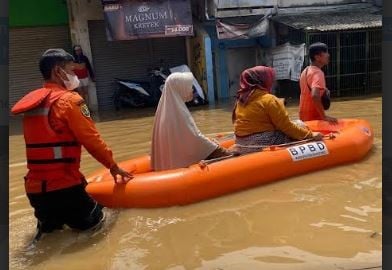 Banjir di Bandung Meluas Rendam 8 Desa, 11.082 Jiwa Terdampak 1 Hilang