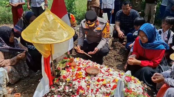 Doa dan Isak Tangis Iringi Pemakaman Bocah SD Korban Perundungan Kakak Kelas di Subang