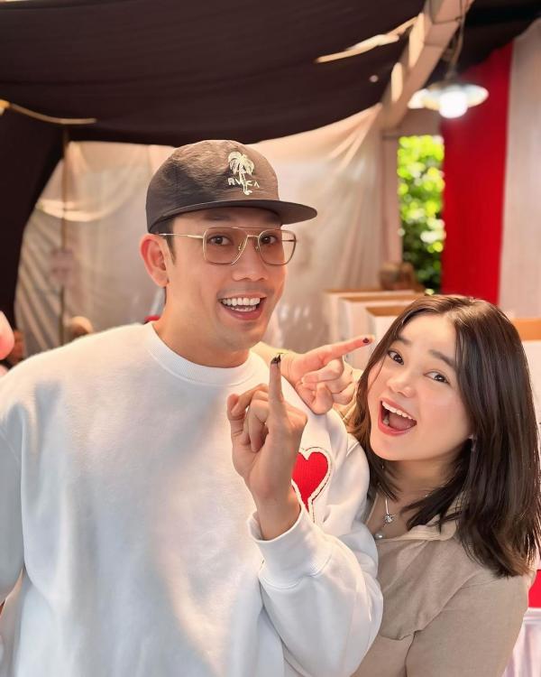 Denny Sumargo dan istri. (Foto: Instagram)