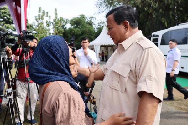 Momen saat Presiden RI Prabowo Subianto saat menyapa warga di sekitar TPS 08 Bojong Koneng, Bogor, Rabu (27/11/2024). (Foto: Raka Dwi Novianto)