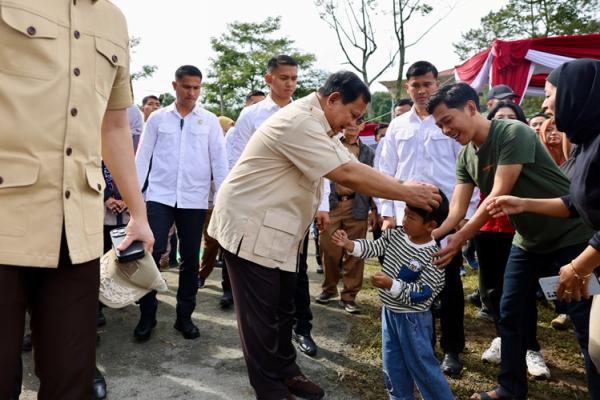 Prabowo Sapa Warga hingga Gendong Anak-Anak usai Nyoblos di Bojong Koneng