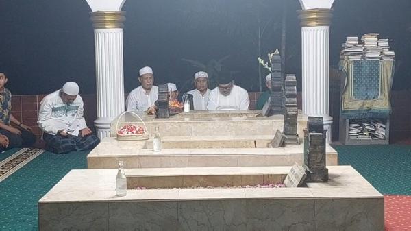 Ridwan Kamil saat melangsungkan ziarah ke makam Pangeran Jayakarta usai salat subuh berjamaah. (Foto: Muhammad Farhan)