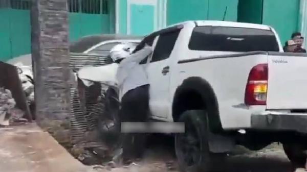 Kecelakaan Beruntun Mobil Hilux Tabrak 10 Kendaraan di Cipondoh, 3 Orang Luka-luka