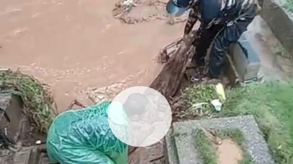 TPU Cikutra Bandung Banjir, Sejumlah Jenazah Keluar dari Makam yang Rusak Tergerus Air Sungai