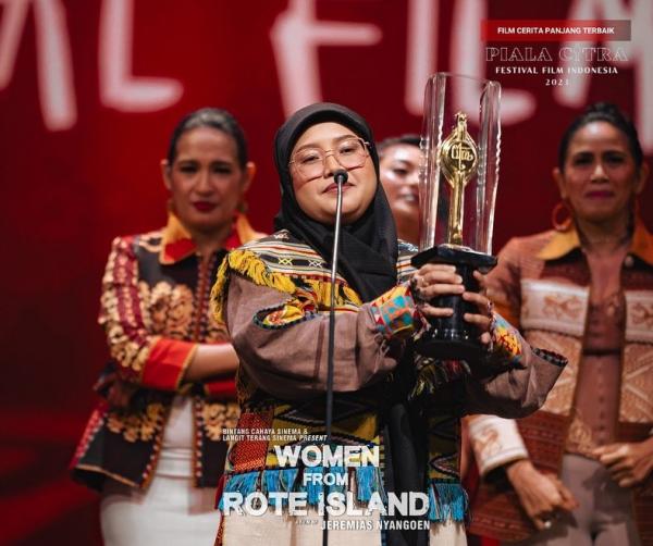 Film Women From Rote Island 2 Film Women From Rote Island menerima piala FFI 2023. (Foto: Instagram)