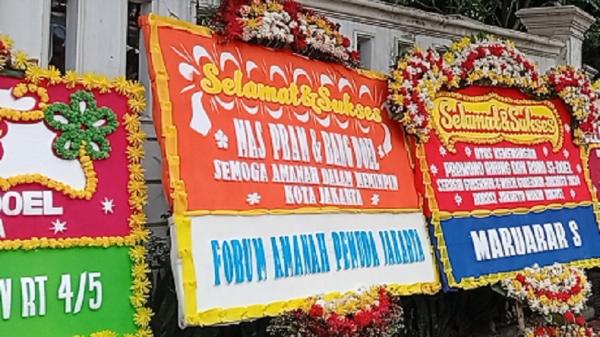 Posko Pemenangan Pramono-Rano Mulai Dihiasi Karangan Bunga Ucapan Selamat