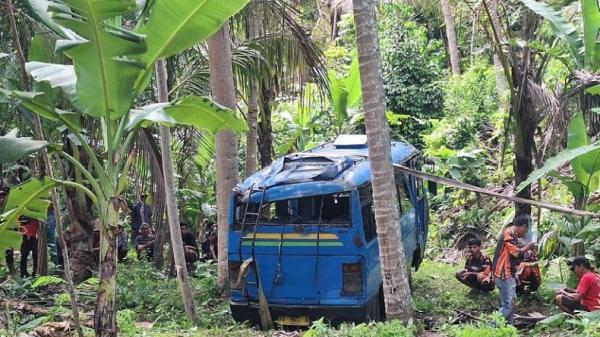 Kecelakaan di Kulonprogo, Mikrobus Pecah Ban Terjun ke Jurang Sedalam 7 Meter