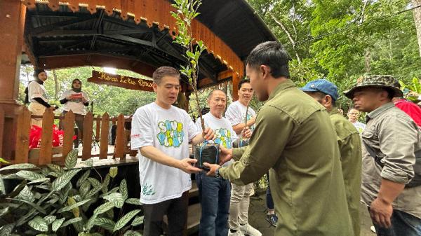 PT Kencana Group menanam 1.000 pohon cemara gunung di area konservasi hutan. (Foto: dok Kencana Group)