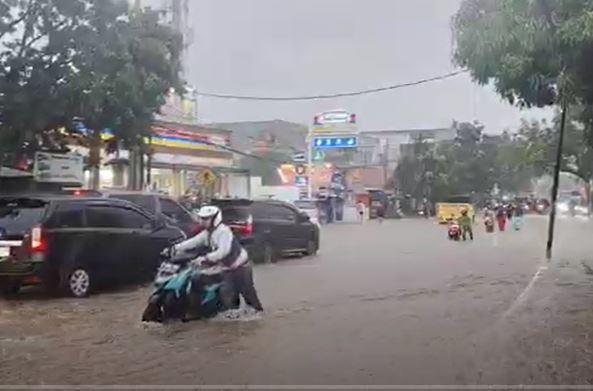 Banjir Bandung Hari Ini, Puluhan Pemotor Terpaksa Dorong Kendaraan karena Mogok