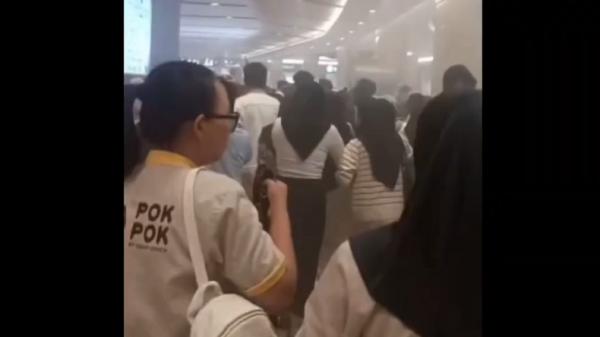 Kebakaran Pakuwon Mall Jogja, Condongcatur, Depok, Sleman, menimbulkan kepanikan pengunjung dan berupaya menyelamatkan diri, Rabu (4/12/2024) sore. (Foto: Tangkapan layar video di Instagram).