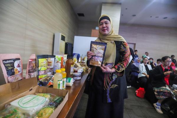 Direktur Pemberdayaan Usaha Kementerian Investasi dan Hilirisasi/Badan Koordinasi Penanaman Modal (BKPM) Anna Nurbani saat meninjau produk UMKM. (Foto: iNews Media Group/Aldhi Chandra Setiawan)