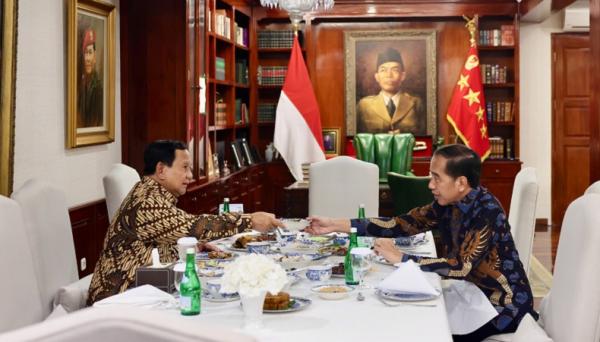 Presiden RI Prabowo Subianto makan malam bersama Presiden ke-7 RI Jokowi di Jalan Kertanegara No. 4 Jakarta Selatan, Jumat (6/12/2024) malam. (Foto tim media Prabowo).