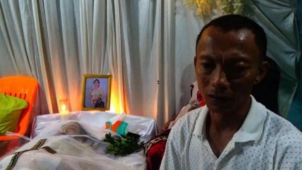 Losawato Telaumbanua ayah almarhum Iwan Sutrisman saat berada di samping jenzah istrinya Rosalina Hulu. (Foto: MPI/Jonirman Tafonao) 