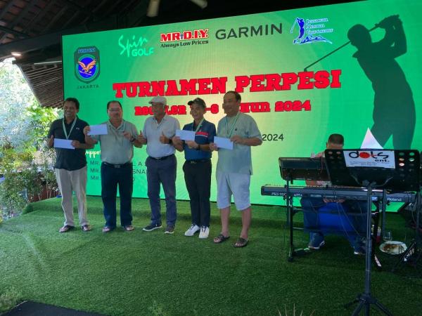 Para pemenang Turnamen Golf Perpesi Jakarta di Klub Golf Bogor Raya, Jawa Barat, Selasa (10/12/2024). (Foto: Perpesi)