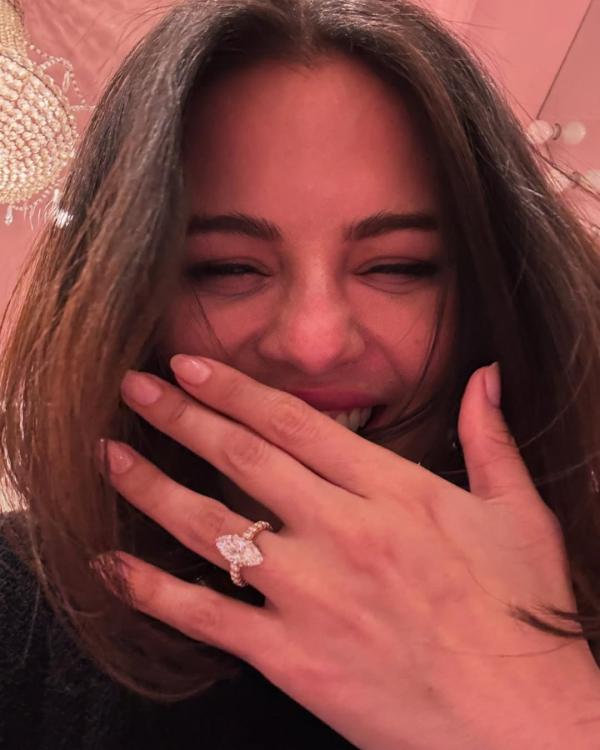 Selena Gomez pamer cincin lamaran. (Foto: Instagram)