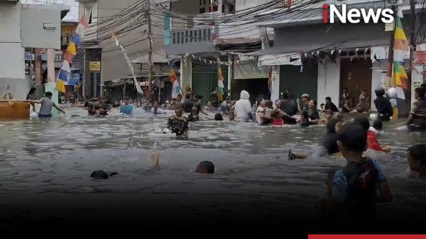 Hambat Akses ke Pelabuhan Kali Adem, Banjir Rob Kembali Rendam Muara Angke