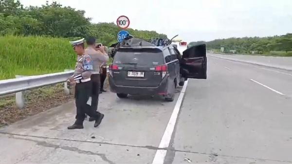 Toyota Innova kecelakaan maut di ruas tol Solo-Ngawi, Km 553 B, Desa Sambirejo, Kabupaten Ngawi, Jawa Timur, Senin (16/12/2024). (Foto: Asfi Manar).