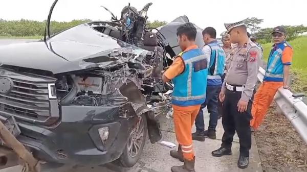 Kecelakaan maut terjadi di ruas tol Solo-Ngawi, kilometer (Km) 553 B, Desa Sambirejo, Kecamatan Mantingan, Kabupaten Ngawi, Jawa Timur, Senin (16/12/2024). (Foto: Asfi Manar).