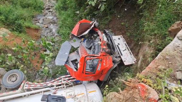 Truk bermuatan semen cair ringsek setelah terjun ke jurang di jalan provinsi, Desa Tano Bato, Panyabungan Selatan, Mandailing Natal (Madina), Senin (16/12/2024). (Foto: Ahmad Husein Lubis).