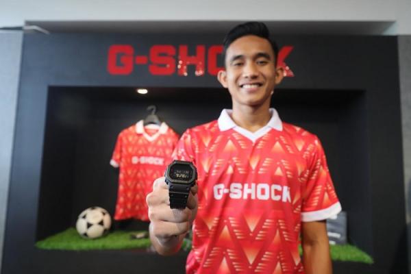 G-SHOCK seri DW-5600BB-1DR menjadi salah satu jam tangan favorit Ridho. (Foto: vozpublica Media Group/Aldhi Chandra Setiawan)