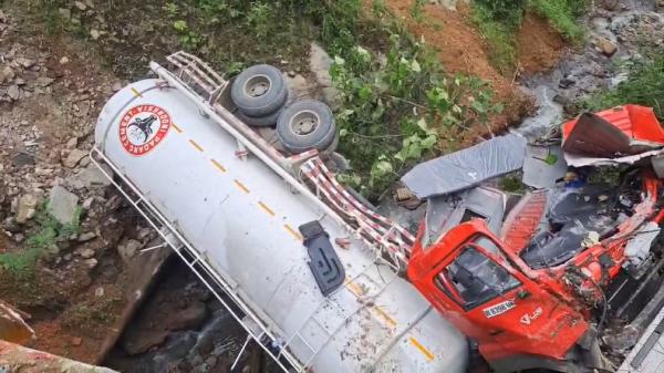 Truk bermuatan semen ringsek terjun ke jurang di Desa Tano Bato, Mandailing Natal, Senin (16/12/2024). (Foto: Ahmad Husein Lubis).