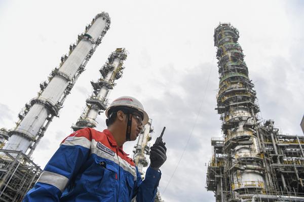 Petugas melakukan kontrol di PT Kilang Pertamina Balikpapan
