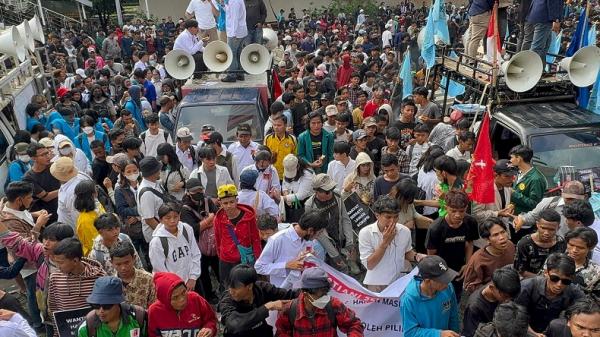 Mahasiswa Demo di Gedung KPK, Desak Tangkap Harun Masiku!