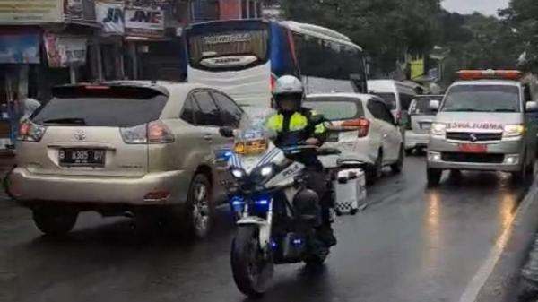 Momen Humanis Polisi Kawal Ambulans Terjebak One Way di Puncak Bogor